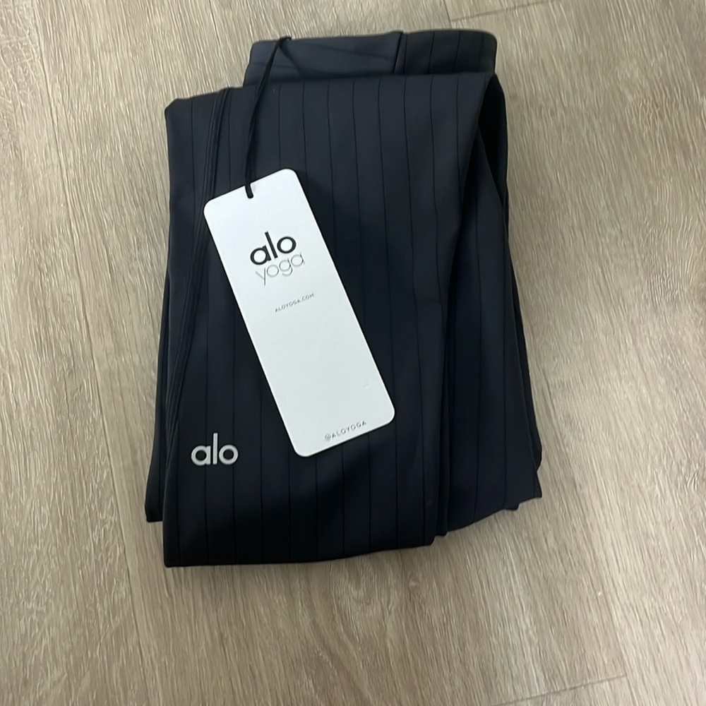 Brand new Alo pinstripe leggings with pockets